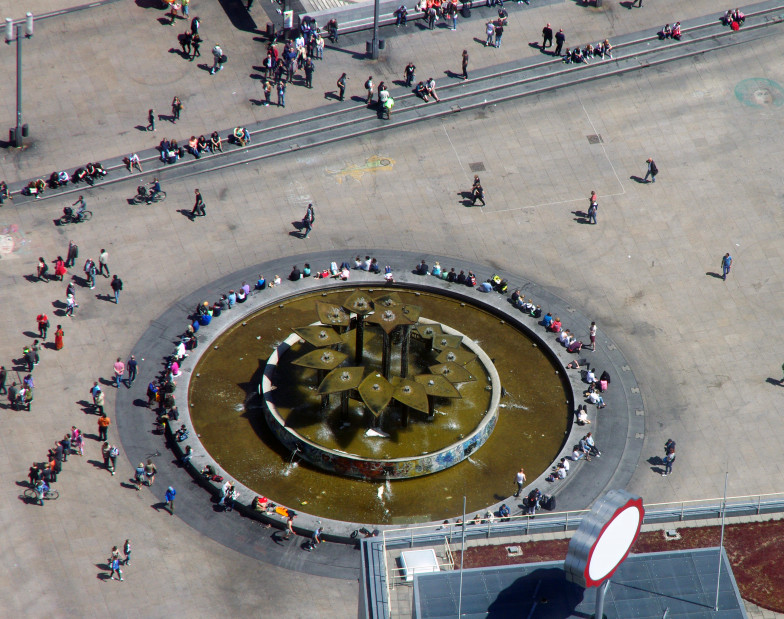 Foto: Blick auf einen großen Platz in einer Stadt von oben