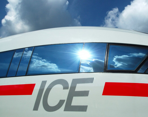 Foto: Detail eines ICE (Fenster und  Schriftzug ICE)
