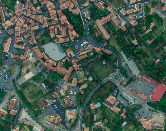 Luftaufnahme einer kleinen Stadt mit viel Stadtgrün