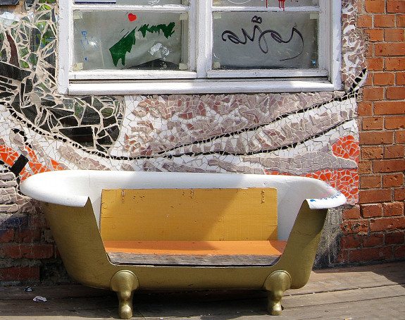 Foto: eine zur Sitzbank umgebaute alte Badewanne