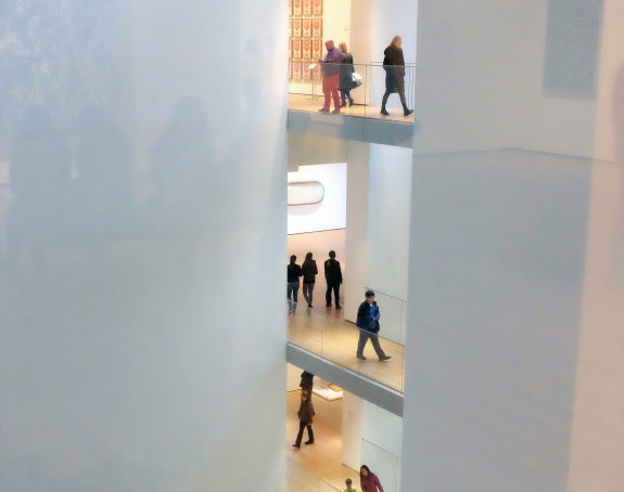 Foto: Sicht auf 3 Etagen eines modernen Museumsgebäudes (innen)