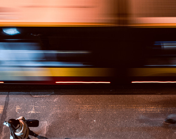 Vorbeifahrender Bus und Fußgänger*innen