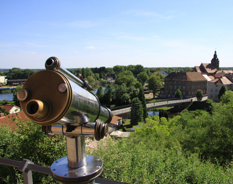 Foto: Blick auf die Stadt Havelberg, im Vordergrund ein Fernrohr