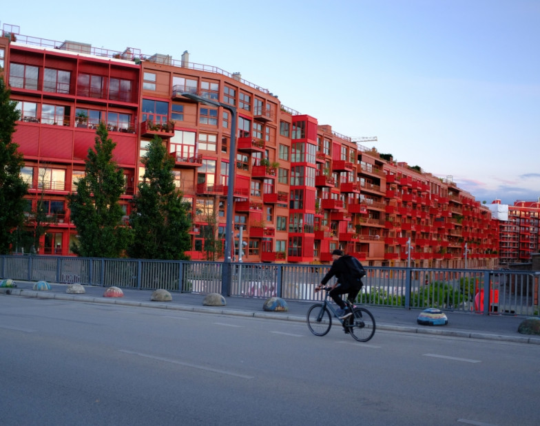 Foto: Berlin Monumentenstraße, Häuseransicht, im Vordergrund Fahrradfahrer 