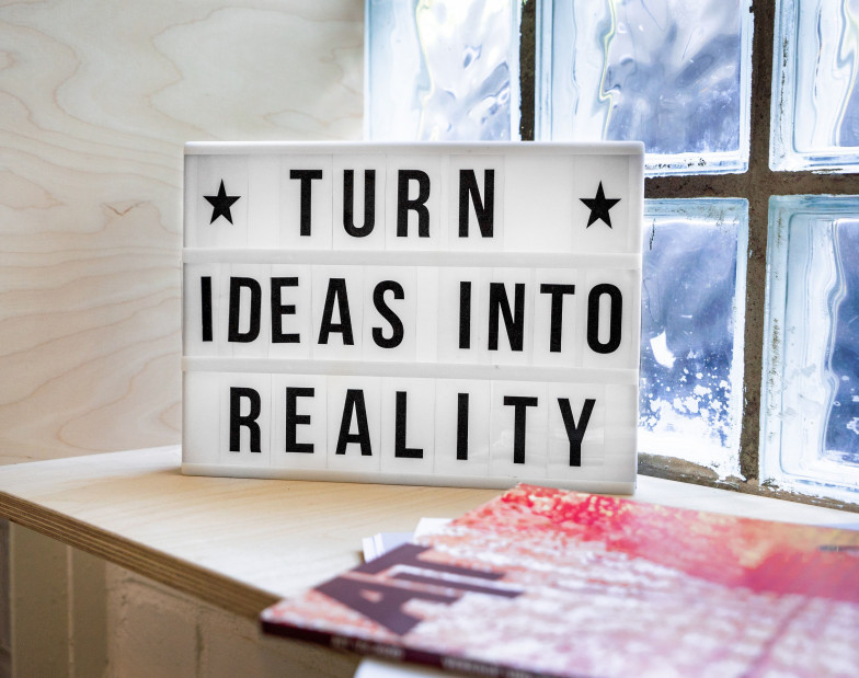 Foto: Schild auf Fensterbrett, Aufschrift: Turn Ideas into Reality