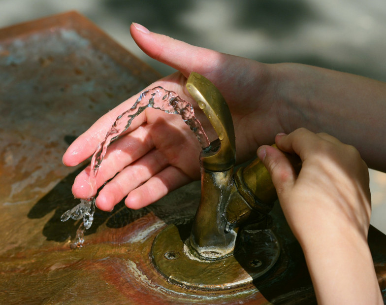 Foto: Kinderhände an Wasserspender