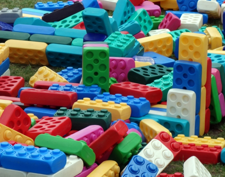 Foto:  Legosteine liegen durcheinander 