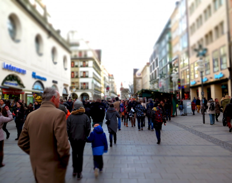 Foto: Menschen in Einkaufsstraße