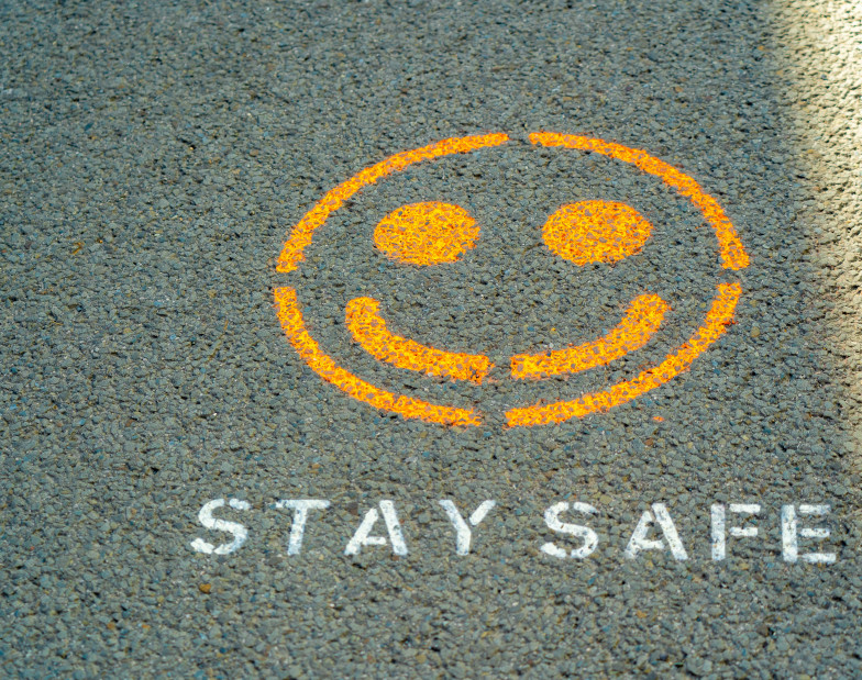 Foto: Smiley of Asphalt, Aufschrift "Stay Safe" 