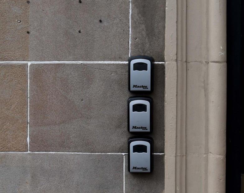 Drei Schlüsselboxen am Eingang eines Wohnhauses