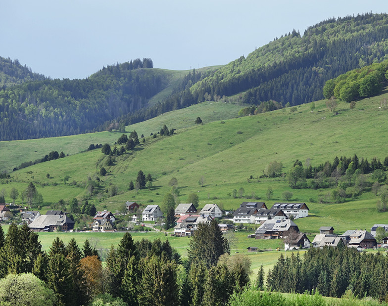 Ansicht eines Bergdorfs im Tal