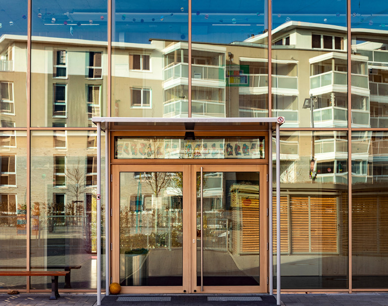 Urbane Digitale Zwillinge: Spiegelung eines Hauses im Fenster