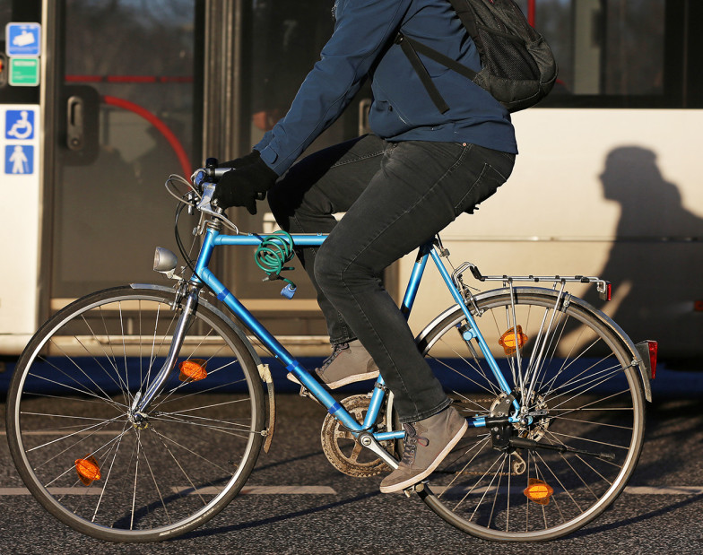 RegioProzess: Radfahrer vor Bus