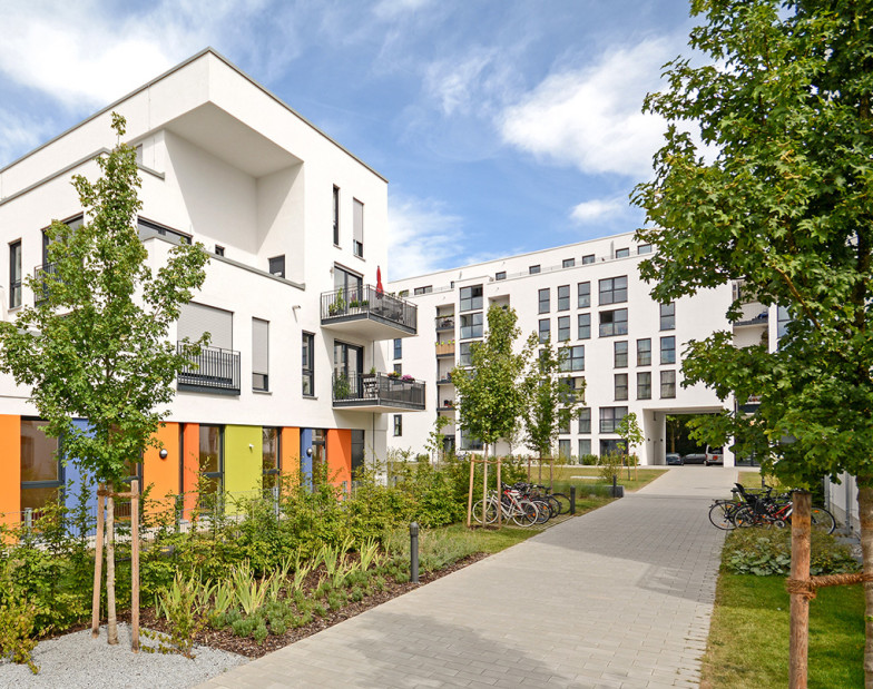 Buntes Wohnviertel mit Bäumen 