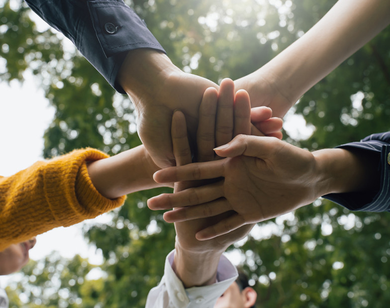 Menschen arbeiten zusammen 