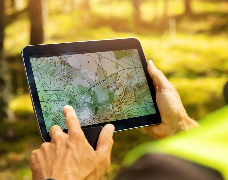 Digitale Karte einer Region auf Tablet 