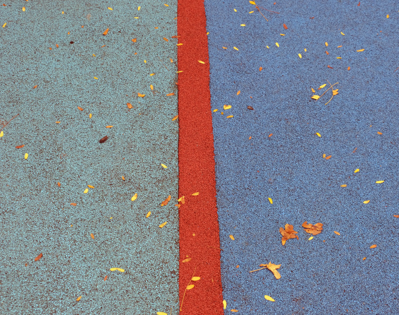 Abstraktes Foto: 2 farbige Flächen, getrennt durch eine rote Linie