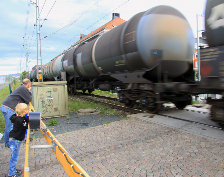 Foto: 2 Menschen in Beobachtung eines vorbei fahrenden Güterzuges