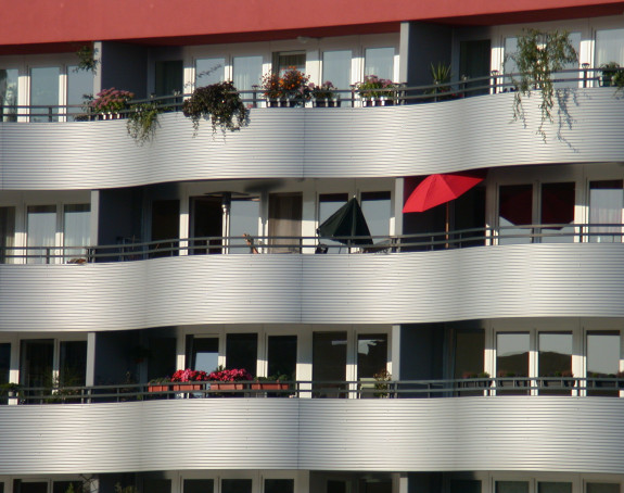 Foto: Front eines Wohnblocks mit Metallverkleidung an den Balkonen