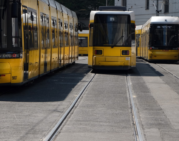 Foto: Drei Straßenbahnen an einem Endbahnhof