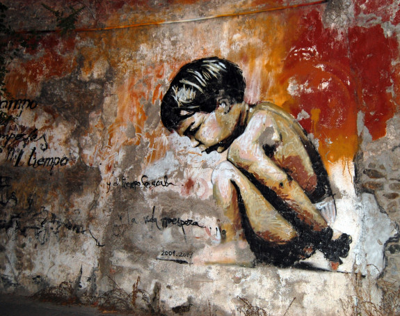 Foto: Das Graffito von El Niño de las Pinturas zeigt ein kleines hockendes Kind