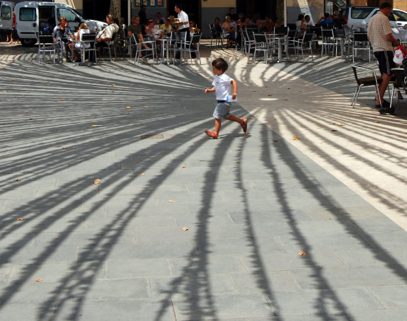 Foto: ein Junge von ca. 6 Jahren läuft über einen freien Platz