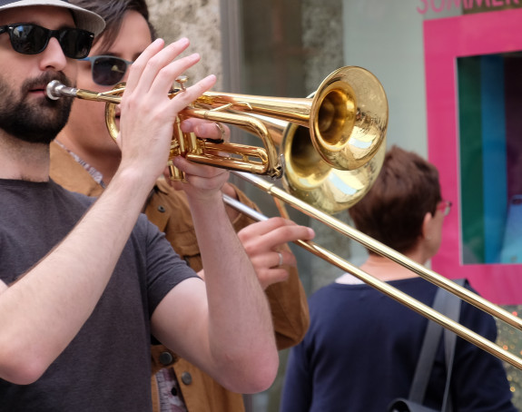 Foto: ein Trompeter und ein Posaunist einer Brassband in einer Fußgängerzone