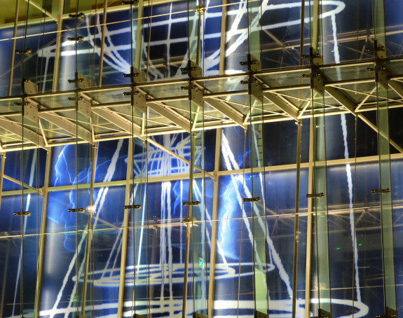 Foto einer abstrakten Lichtinstallation an einem Bürohaus