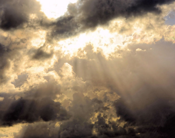 Foto: bewölkter Himmel mit durchbrechenden Sonnenstraheln