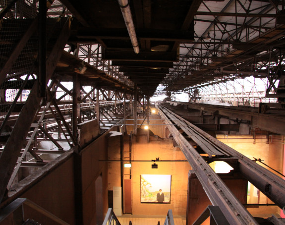 Foto der Stahlkonstruktion des Inneren einer Fabrikhalle