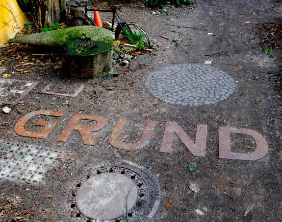Foto: Das Wort "Grund" ist in Metallbuchstaben in den Boden eingelassen