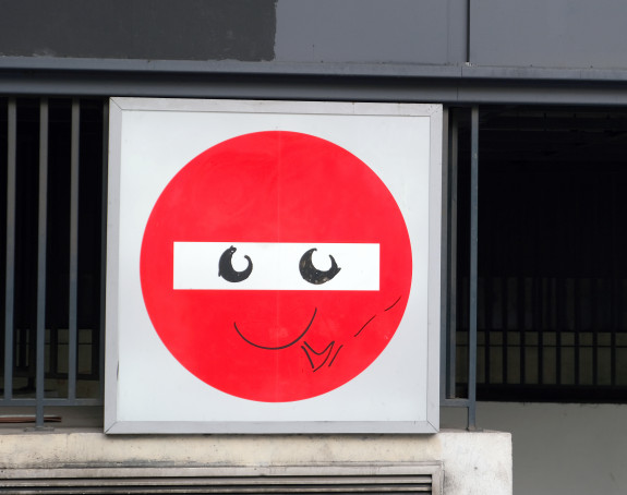 Foto: Verkehrsschild "Einfahrt verboten", auf das Schild wurde eine lächelndes Gesicht gemalt