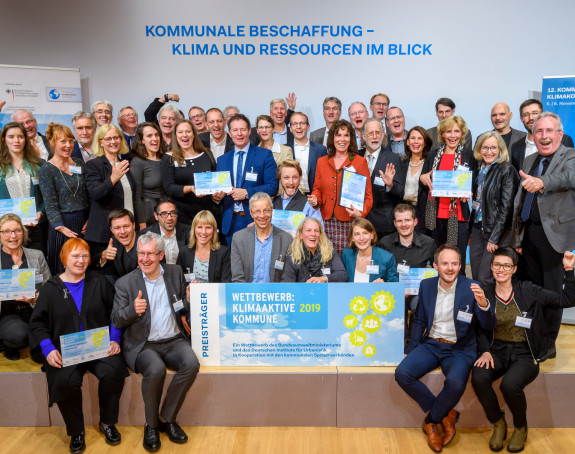 Foto: Gruppenfoto der Gewinner und Gratulanten