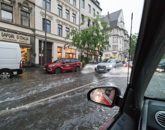 Foto: Überflutete Straße in Köln