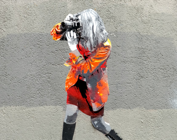 Foto: Graffito einer fotografierenden Frau