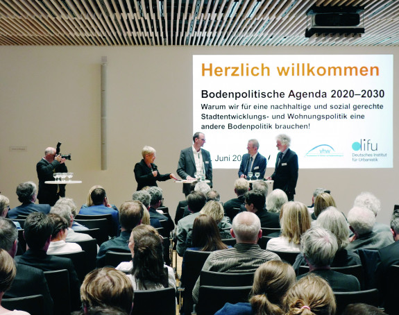 Foto: Frauke Burgdorff (Moderation), Dr. Jochen Lang, Dr. Ulrich Maly und Prof. Dipl.-Ing. Martin zur Nedden