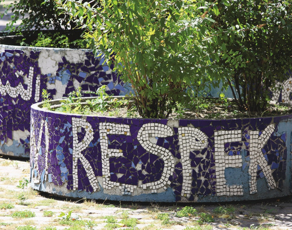 Foto: Pflanzenbehältner vor einer Schule mit der Aufschrift "Respekt"