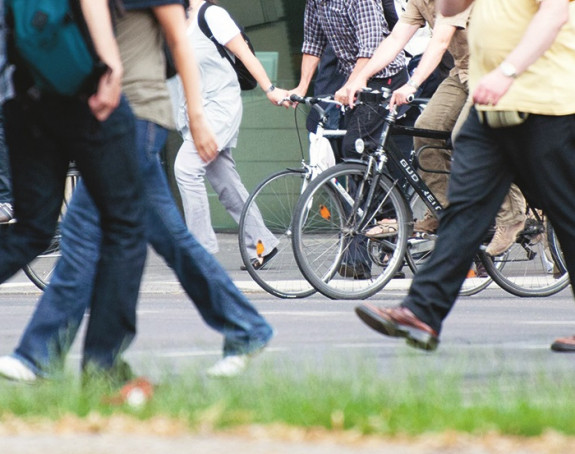 Foto: Ausschnitt einiger Fußgänger und Fahrradfahrer