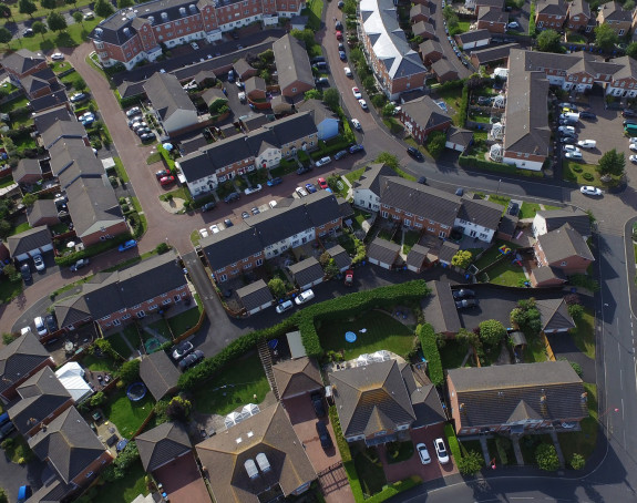 Foto: Luftbild eines Siedlungsgebietes in einer Stadt mit kleineren Häusern