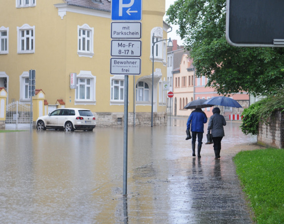Überflutete Straße in einer Stadt