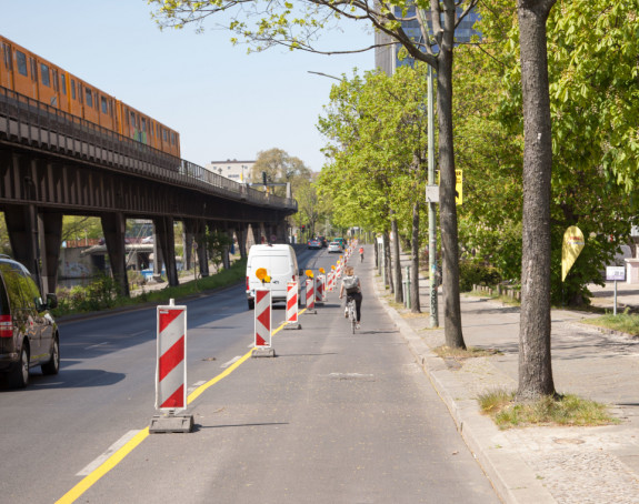 Foto: ein temporärer Radweg am Halleschen Ufer in Berlin 
