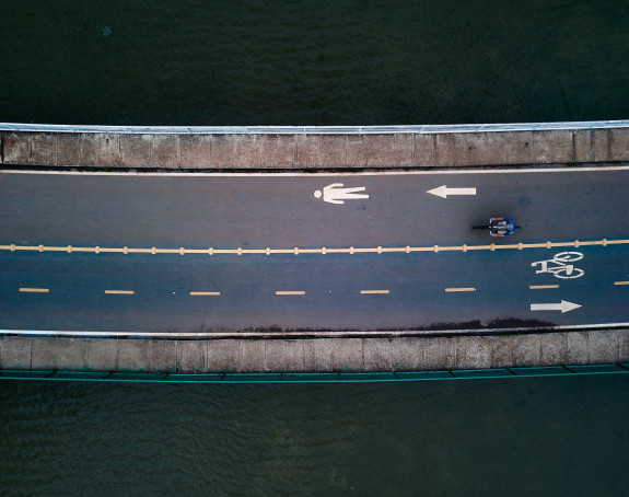 Foto: Rad- und Fußweg voneinander getrennt (Luftaufnahme) 