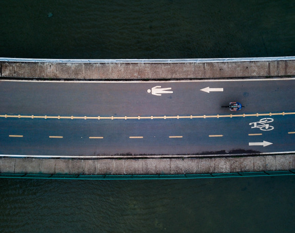 Foto: unsplash Foto: Rad- und Fußweg voneinander getrennt (Luftaufnahme)