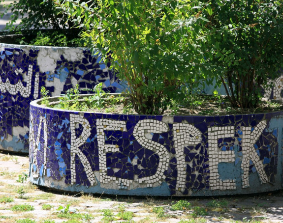 Foto: Pflanzenkübel mit der Aufschrift Respekt auf Schulhof 