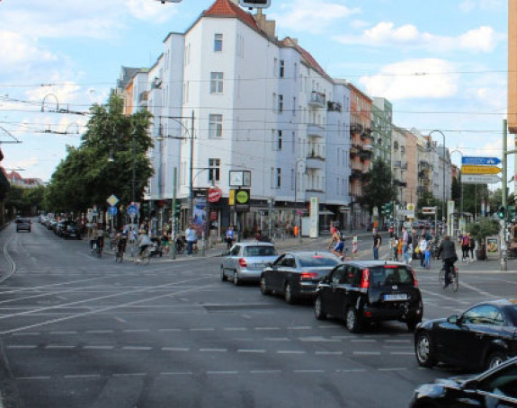 Foto: Vielbefahrene städtische Kreuzung 