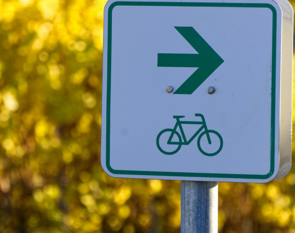 Foto: Markus Distelrath / Pixabay Foto: Radwegweiser Hintergrund Bäume