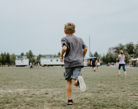 Kinder spielen auf einer Freifläche