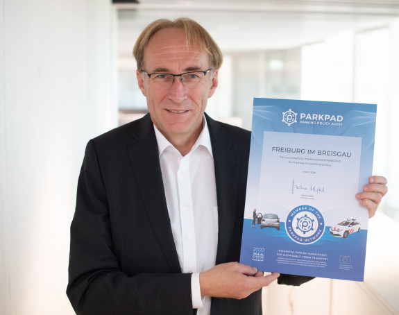 Prof. Dr. Martin Haag, Freiburger Bürgermeister des Dezernats „Stadtentwicklung und Bauen, Tiefbau mit Verkehrsplanung, Stadtgrün, Gebäudemanagement“, nimmt das ParkPAD-Zertifikat entgegen. 