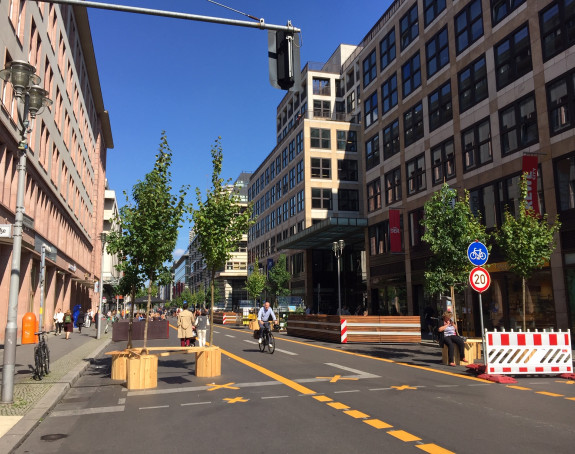 verkehrsberuhigte Straße, Radweg, Bänke und Fußgänger