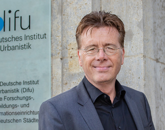 Portrait von Carsten Kühl vor dem Difu-Gebäude